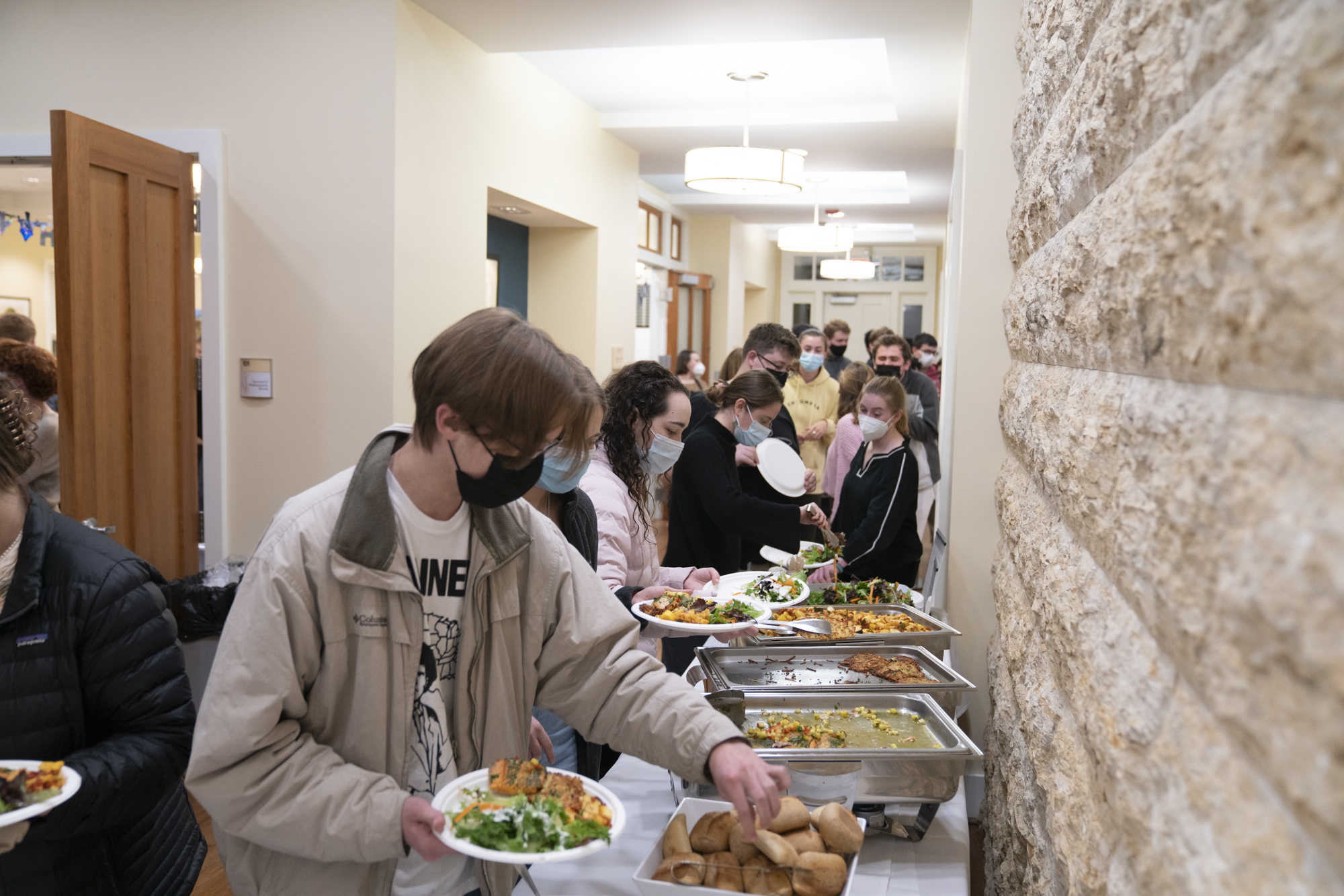 Students load up on food for Shabbat.